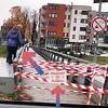 Građani prelaze most na Ilidži iako je zatvoren zbog oštećenja