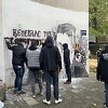 Policija pušta desničare da ponovo prave mural zločincu Mladiću, Žujović "odveden"