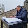 Dodikovo licemjerje: Klanja se žrtvama holokausta, a negira genocid u Srebrenici