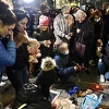 Emotivne scene, građani ispred klinike u kojoj je operisana malena Džena ostavljaju igračke