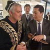 Mourinho se u Rominom trening kampu pojavio neobično obučen, dobio i specijalni nož