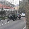 Mostar: Golfom se zabio u stablo pored puta, povrijeđene dvije osobe