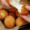 Ideja za užinu: Pripremite hrskave kuglice od krompira s topljenim sirom
