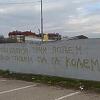 Morbidan grafit upućen Bošnjacima osvanuo na ogradi Gradskog stadiona u Prijedoru