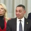 Dok je Vučić držao pres konferenciju, Vulin "pričao sam sa sobom"