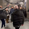 Navijač postao apsolutni hit na utakmici Premiershipa: Donio daljinski i izludio prisutne