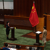 Hong Kong: Zastupnici prvi put položili zakletvu pred državnim simbolima Kine, a ne grada