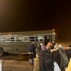 Čudni prizori na aerodromu u Tuzli: Putnike do piste prevoze u starom vojnom autobusu