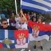 Srbijanski navijači uz zvuke harmonike pružaju podršku Đokoviću nakon poraza na sudu