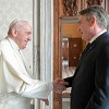 Komšić se susreo s papom Franjom i poklonio mu prsten bosanskih vladara i knjigu