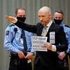Masovni ubica Anders Breivik suđenje započeo nacističkim pozdravom i rasističkim simbolima
