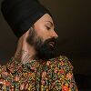 Božo Vrećo pozirao u šarenoj haljini: Vrtlog cvijeća inspirisan dimijama nane Hamdaginice