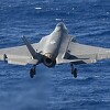 Američka mornarica pokušava izvući borbeni avion koji je pao u more prilikom slijetanja na nosač