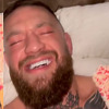 Potpuno napušeni McGregor snimao sebe dok jede sladoled u krevetu i "valja" se od smijeha