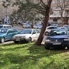 U Mostaru naplata parkinga izazvala haos: Aute ostavljaju na travi i blokiraju prilaze za invalide