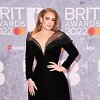 Adele nastupila na dodjeli BRIT Awards, fanovi zbog prstena nagađaju da se zaručila
