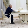 Kremlj objasnio zašto je na sastanku Putina i Macrona sto bio neobično dug