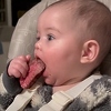 Mama svoju bebu od šest mjeseci hrani goveđim odrescima, ljudi je napali: To nije zdravo