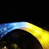 Stari most u Mostaru osvijetljen bojama ukrajinske zastave