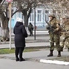 Hrabra Ukrajinka suočila se s naoružanim ruskim vojnikom: Šta, dođavola, radite ovdje?