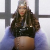 Rihanna u bundi i lateksu na Milano Fashion Weeku ponovo pokazala trudnički stomak