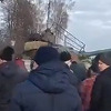 Civili u Ukrajini goloruki spriječili kretanje ruskog tenka