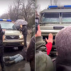 Zaustavljaju ih tijelima: Ukrajinac se popeo na ruski transporter i mahao zastavom