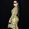 Kim Kardashian u Parizu prošetala "oblijepljena trakom", neobičnim izgledom istaknula obline
