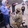 Ukrajinski vojnik zaprosio djevojku na kontrolnom punktu u blizini Kijeva