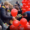 Vlado Đajić dijelio cvijeće na trgu, Banjalučanke se oduševljeno otimale i slale puse