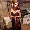 Violinistkinja svira Ukrajincima u podrumu dok ruske bombe padaju po Harkovu