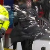 Simeone istrčao s Old Trafforda, navijači ga zasuli predmetima kod tunela