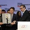 Slavlje SNS-a uz šampanjac i trubače, Vučić ponovo "izašao iz frižidera"