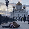 Umjetnik na ulicama Moskve "rekreirao" fotografije mrtvih iz Buče
