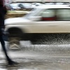 Zbog veće količine vode koja se zadržava na kolovozu otežano saobraćanje