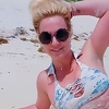 Britney Spears se u toplesu valjala po plaži, reakcije njenog zaštitara sve nasmijale