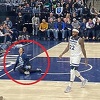 Bizarna scena viđena u NBA ligi: Aktivistkinja ušla na teren i zalijepila se za parket