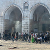 Sukobi unutar džamije Al-Aqsa, maskirane osobe zapalile vatromet