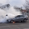 Automobil izgorio na parkingu u Tuzli