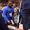 Žena se tokom NBA utakmice lancem zavezala za koš u znak protesta protiv klanja pilića