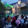Omladinski iftar ispod Starog mosta u Mostaru okupio rekordan broj postača