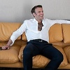 Macron mlađe glasače pokušava privući ležernim fotkama: Širok osmijeh i raskopčana košulja