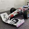 Bolid Formule 1 odaje počast legendarnom Ayrtonu Senni