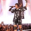 Billie Eilish se nespretno spotaknula tokom nastupa na festivalu i pala naglavačke