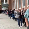 Brojni građani žele prisustvovati suđenju Deppa i Heard, pogledajte red ispred suda
