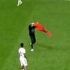 Navijač sa zastavom Albanije prekinuo utakmicu Reala i Manchester Cityja