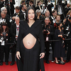 Nadmašila i Rihannu: Adriana Lima neobičnom haljinom istaknula stomak na premijeri Top Guna