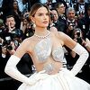Alessandra Ambrosio ukrala svu pažnju na crvenom tepihu u neobičnoj balskoj kreaciji