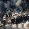 Navijači grčkih klubova izazvali haos na stadionu, sijevali suzavci, baklje...