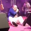 Hrvatski pjevač pijan teturao po bini pa pao i poručio: Pjevam ja i dalje